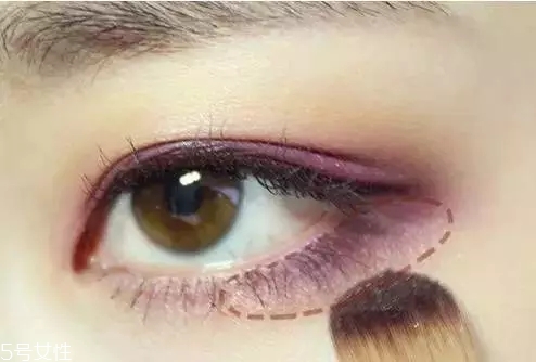 煙熏妝攻略，教你點(diǎn)不一樣的