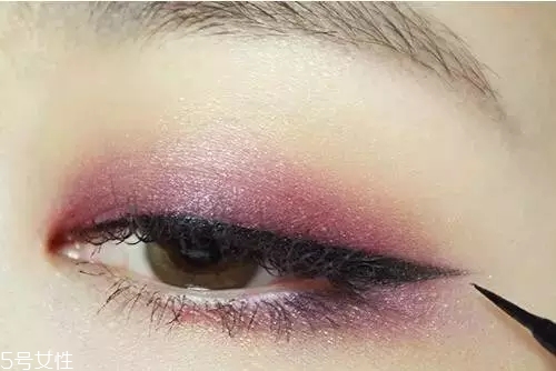 煙熏妝攻略，教你點(diǎn)不一樣的