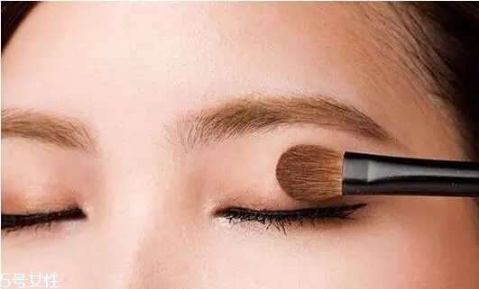 要去面試了，換個(gè)合適的妝容再去吧