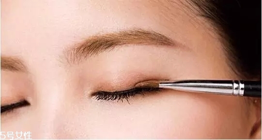 要去面試了，換個(gè)合適的妝容再去吧