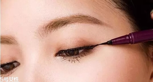 要去面試了，換個(gè)合適的妝容再去吧