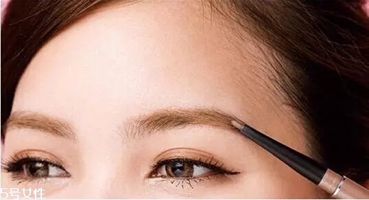 要去面試了，換個(gè)合適的妝容再去吧