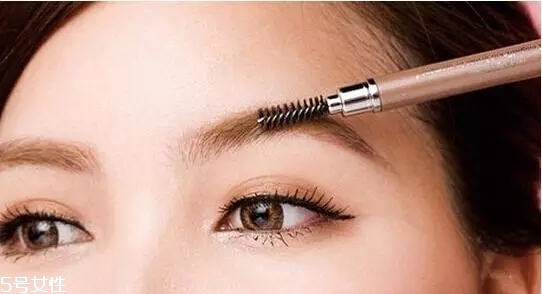 要去面試了，換個(gè)合適的妝容再去吧