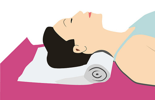 脖子頸部不舒服睡不好 自制毛巾枕助好眠 脖子頸部不舒服睡不好 自制毛巾枕助好眠