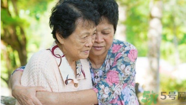 怎么預(yù)防老年人癡呆癥 每天喝綠茶多運(yùn)動(dòng) 怎么預(yù)防老年人癡呆癥 每天喝綠茶多運(yùn)動(dòng)