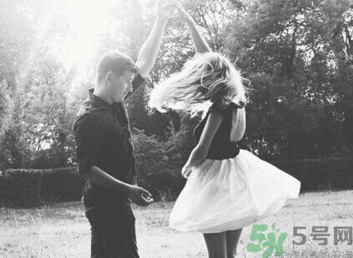 情侶必看 6個讓戀情升溫的小動作 情侶必看 6個讓戀情升溫的小動作