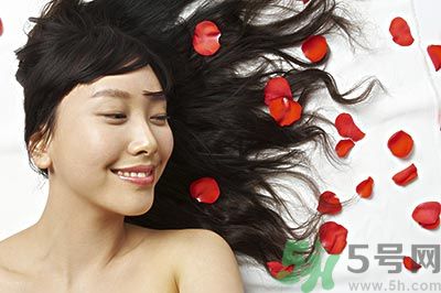 25歲掉頭發(fā)怎么辦 鹽水洗發(fā)+枸杞白米粥