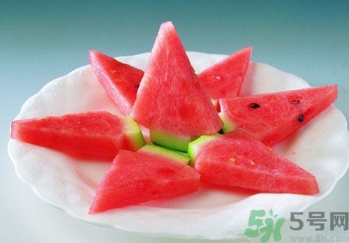 吃西瓜會(huì)流產(chǎn)嗎?西瓜吃多了會(huì)流產(chǎn)嗎 吃西瓜會(huì)流產(chǎn)嗎?西瓜吃多了會(huì)流產(chǎn)嗎