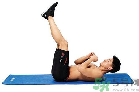 鍛煉完美腹肌的方法 仰姿出拳打造完美腹肌 鍛煉完美腹肌的方法 仰姿出拳打造完美腹肌