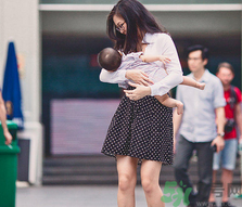 新加坡辣媽在街頭喂奶.png 新加坡辣媽在街頭喂奶.png