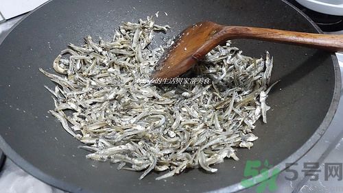小魚干怎么炒好吃？蜜汁小魚干的做法