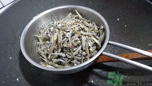 小魚干怎么炒好吃？蜜汁小魚干的做法
