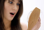 女性掉頭發(fā)很厲害是什么原因？掉頭發(fā)怎么辦？