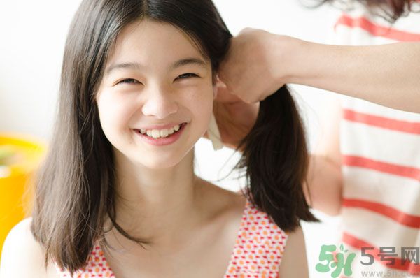 先用護(hù)發(fā)素還是先用洗發(fā)水？洗發(fā)水護(hù)發(fā)素的使用順序？