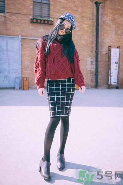 3、【搭配技巧】：黑色毛衣+格子包臀裙+黑色絲襪  【小編點評】：黑色毛衣搭配格子包臀裙，溫暖又有女人味，再配上一條黑色絲襪，十分修飾腿型，顯得整個人既高挑又纖瘦。