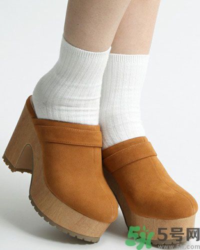 春天怎么穿出清新風(fēng)？日本女生的薩博涼鞋穿搭方法