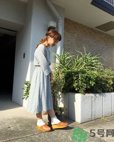 春天怎么穿出清新風(fēng)？日本女生的薩博涼鞋穿搭方法