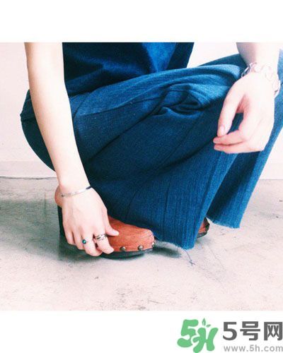 春天怎么穿出清新風(fēng)？日本女生的薩博涼鞋穿搭方法