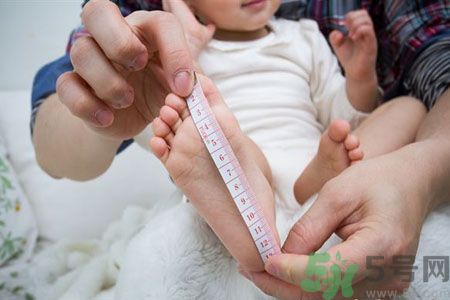 寶寶第一雙鞋有啥講究？寶寶學(xué)步鞋怎么選