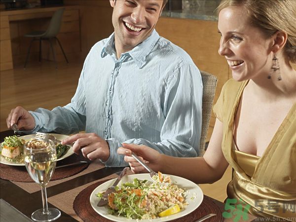 父母逼我想親怎么辦？爸媽總是逼我想親怎么辦？