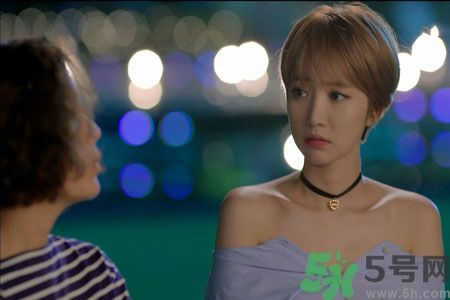 穿露肩服裝好搭配嗎？露肩衣服怎么搭配性感？