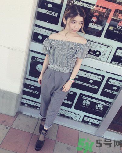 穿露肩服裝好搭配嗎？露肩衣服怎么搭配性感？