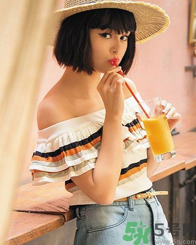 穿露肩服裝好搭配嗎？露肩衣服怎么搭配性感？