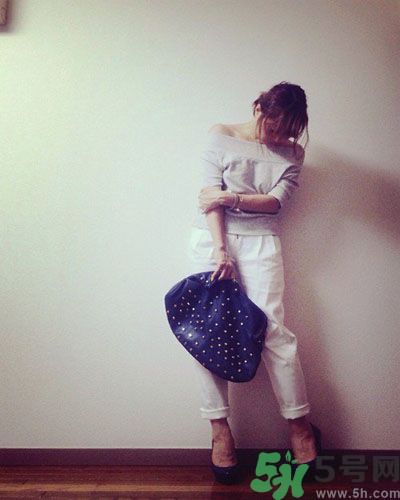 穿露肩服裝好搭配嗎？露肩衣服怎么搭配性感？