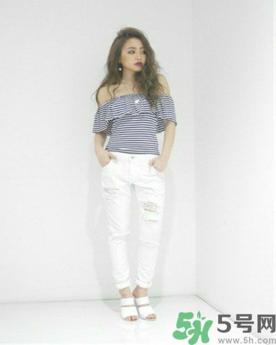 穿露肩服裝好搭配嗎？露肩衣服怎么搭配性感？