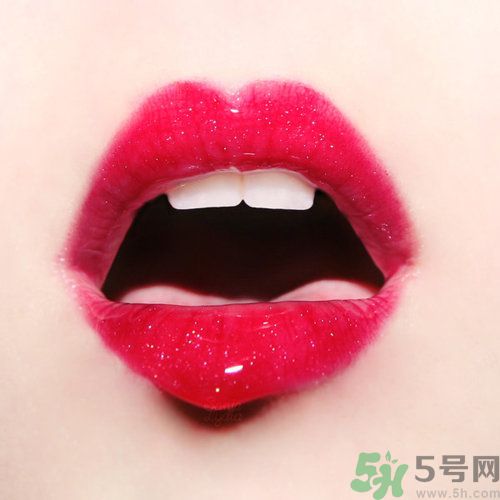 春天嘴唇干裂脫皮怎么辦？嘴唇為什么會(huì)脫皮？