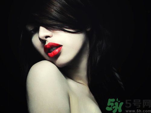 春天嘴唇干裂脫皮怎么辦？嘴唇為什么會(huì)脫皮？