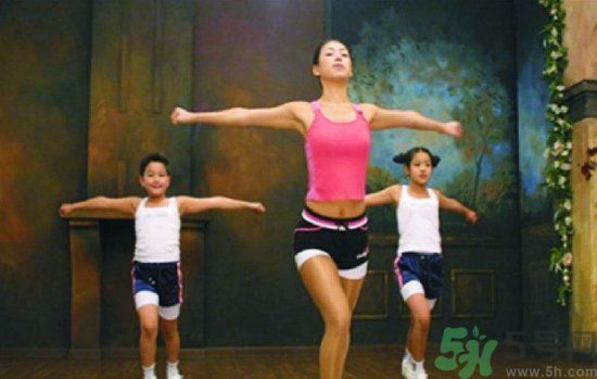 很多人都想長高一點，確長不高，只是想想而已，永遠(yuǎn)不行動。很多人都嫌棄自己長得太矮了，卻沒有什么補(bǔ)救措施。不要以為成年后就不能改變自己身高了。按著這個來，你會發(fā)現(xiàn)不一樣！