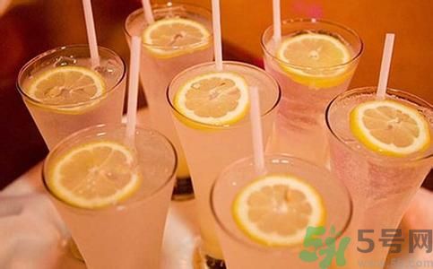 檸檬水怎么喝減肥？檸檬片用多少度的水泡最好？