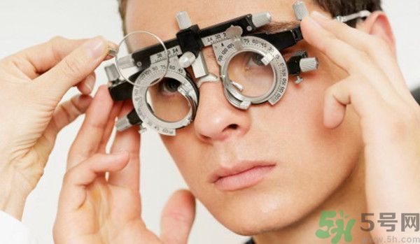 男子近視2000度只有睡覺(jué)時(shí)不戴眼鏡 近視2000度還有救嗎? 男子近視2000度只有睡覺(jué)時(shí)不戴眼鏡 近視2000度還有救嗎?