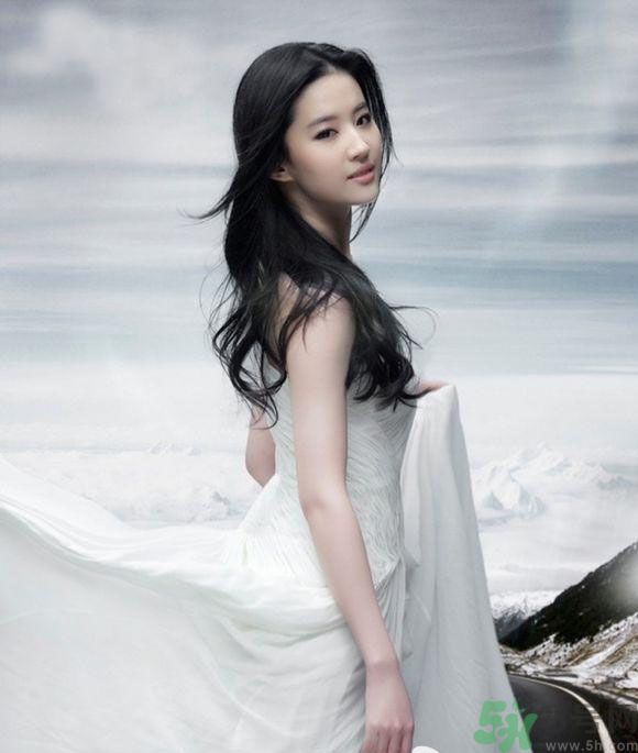 北電校花-劉亦菲 北電?；?鄭爽 北電?；?古力娜扎 北電?；?景甜 北電?；?景甜 中戲校花-章子怡 中戲?；?唐嫣 中戲?；?胡靜 中戲?；?曾黎 1、首先將少量粉底液涂在臉上，當(dāng)粉底和肌膚融合后，再上第二層粉底液，這樣更能夠遮蓋瑕疵。 1、如果要呈現(xiàn)完美的底妝裸妝感，要先檢視個(gè)人的肌膚狀況，如果你的肌膚狀況是屬于毛孔粗大肌膚，可以先使用毛孔類的遮瑕產(chǎn)品，讓毛孔變得不明顯。 1、另外要讓肌膚呈現(xiàn)自然的透亮感，妝前修飾乳絕對(duì)是關(guān)鍵，之后再通過不同色調(diào)粉底乳調(diào)整膚色，讓膚色更為白皙。 1、高光要選擇顏色比膚色略白的米色會(huì)看起來比較自然，額頭少涂一些，T區(qū)高光的重點(diǎn)在鼻子上。 1、在鼻梁上打上白色高光粉會(huì)使鼻梁看起來變高，而且能在鼻子的兩側(cè)形成自然的陰影。 1、裸色系的妝容最能突顯高級(jí)感。首先沿著睫毛根部描繪細(xì)細(xì)的眼線，搭配粘貼上下假睫毛。用高光粉涂抹內(nèi)眼窩及眼頭的C字區(qū)域，與眼頭暈染到一起，能夠自然而然地將面頰倒三角地帶強(qiáng)調(diào)出來。 1、涂抹潤澤的裸色唇膏，掩蓋唇紋。淡雅的裸色系妝容突出高級(jí)感，精致純粹、優(yōu)雅迷人。唇色也選擇裸色系色彩，令整個(gè)妝容看起來更加柔和。 1、用軟硬適中的粉底刷來上粉底，粉底刷的弧度能夠很好地與臉部貼和，使用量也能更好的被控制，令上妝效果細(xì)膩、均勻，同時(shí)又輕薄、貼合。使用略帶珠光的蜜粉在全臉輕掃一遍,注意在眼睛下方也掃上，有遮蓋眼袋及提亮的效果。 1、裸妝并不意味著可以完全忽略眼睛和雙唇，用最能體現(xiàn)自然效果的色彩來修飾眼睛和雙眸才是關(guān)鍵。至于眉毛，用透明睫毛膏輕輕修飾就好。 1、棕色系眼影最能自然襯托亞洲人的眼睛，在貼近睫毛處加重，然后向外漸漸暈開，是毫無夸張感的基本技法。用手指幫助暈開，更為自然。 1、睫毛膏一定不能忽略。準(zhǔn)備大小不一的兩支睫毛夾。先用大號(hào)的睫毛夾夾卷整個(gè)睫毛，再用小號(hào)的睫毛夾將眼角不易夾到的睫