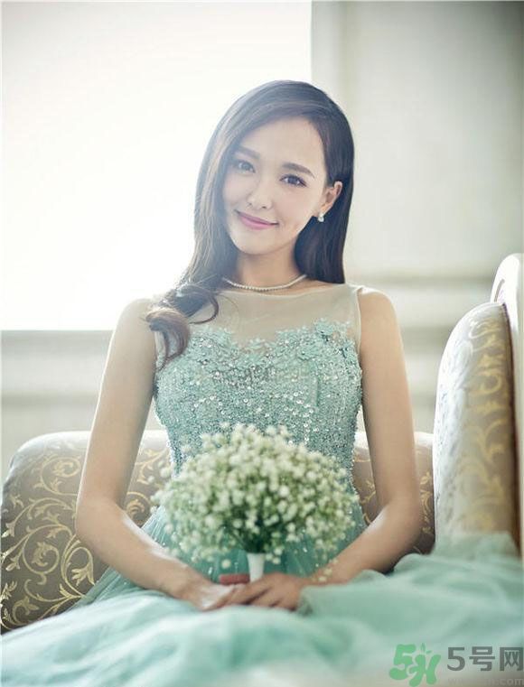 黑色的長粗眉使整個(gè)臉型更加精致和小巧，紅潤的臉妝和粉嫩的裸妝唇，為妝容的甜美度加分。黑色的粗眼線和卷翹的睫毛讓眼睛更靈動(dòng)有神。