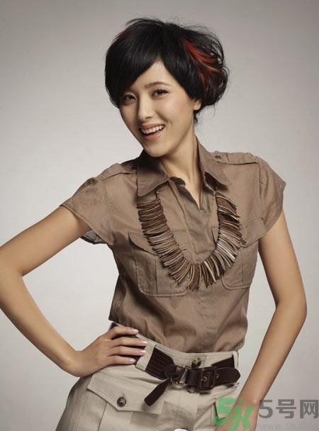 黑色的長粗眉使整個(gè)臉型更加精致和小巧，紅潤的臉妝和粉嫩的裸妝唇，為妝容的甜美度加分。黑色的粗眼線和卷翹的睫毛讓眼睛更靈動(dòng)有神。