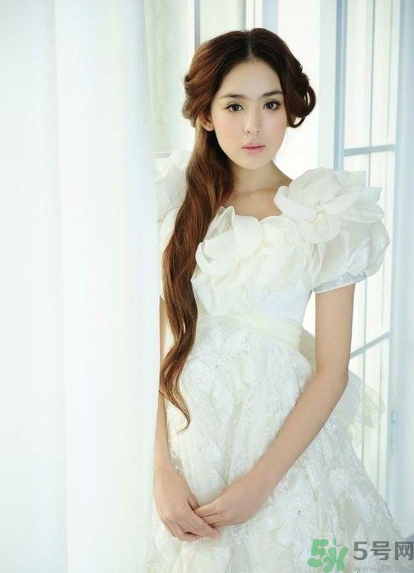 黑色的長粗眉使整個(gè)臉型更加精致和小巧，紅潤的臉妝和粉嫩的裸妝唇，為妝容的甜美度加分。黑色的粗眼線和卷翹的睫毛讓眼睛更靈動(dòng)有神。