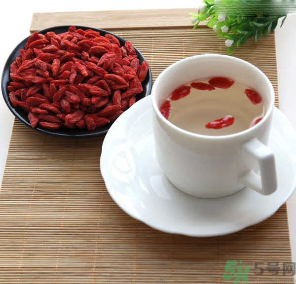 枸杞泡水有什么害處？枸杞泡水喝有什么好處？