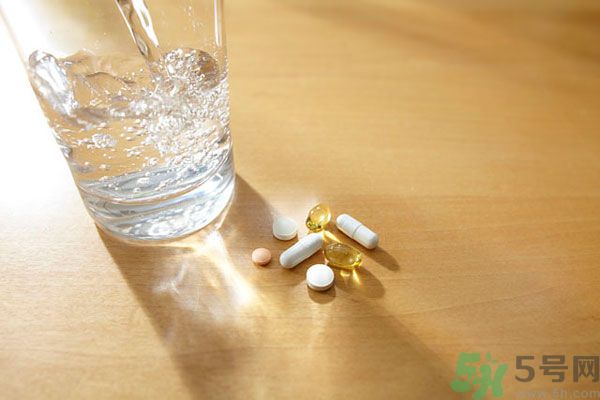 晚上睡前吃藥好嗎？睡前可以空腹喝藥嗎？