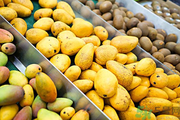 吃芒果嘴唇過敏怎么辦？為什么吃了芒果后嘴巴癢？