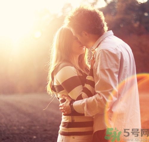 男人劈腿的表現(xiàn)有哪些？怎么判斷一個(gè)男人是否劈腿？