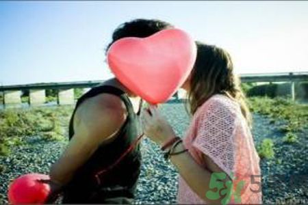 男人劈腿的表現(xiàn)有哪些？怎么判斷一個(gè)男人是否劈腿？