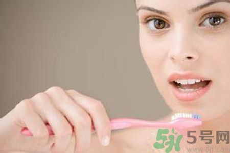 牙齒發(fā)黃怎么辦？牙齒怎么變白？