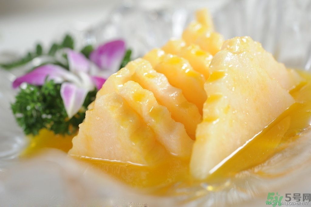 菠蘿發(fā)黑能吃嗎？菠蘿為什么要用鹽水泡？