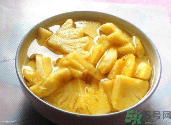菠蘿發(fā)黑能吃嗎？菠蘿為什么要用鹽水泡？