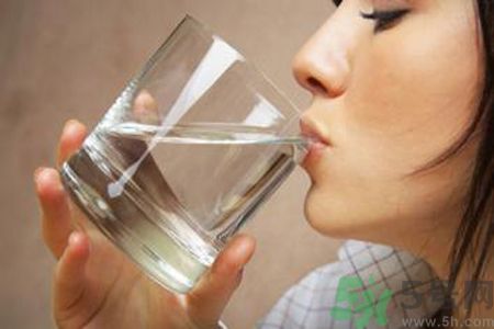 喉嚨發(fā)炎怎么辦？喉嚨發(fā)炎吃什么好得快？