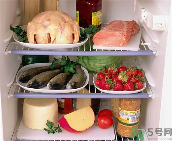 魚(yú)放鹽了能放冰箱嗎？魚(yú)放冰箱里怎樣保鮮？