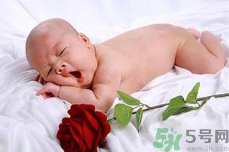寶寶趴著睡覺好嗎？寶寶趴著睡覺是怎么回事？
