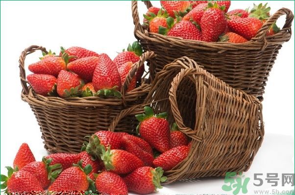 草莓汁弄到衣服上了怎么洗？怎么洗掉草莓汁？